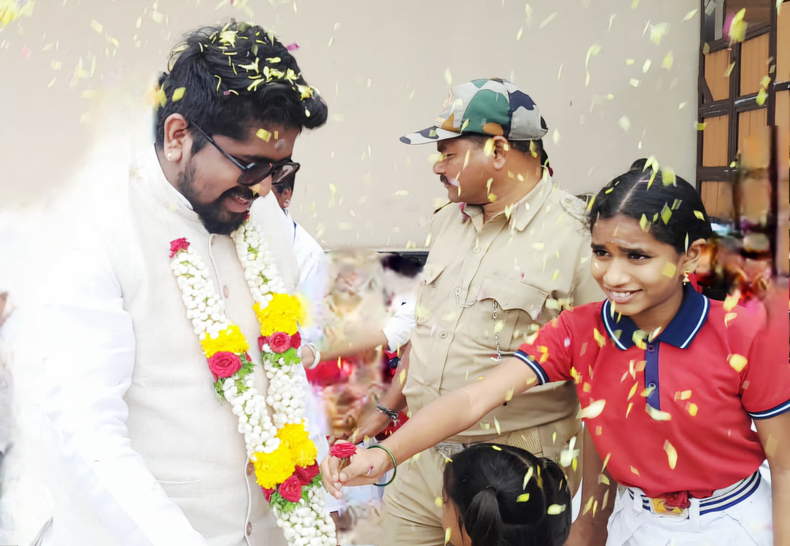 डॉ. भार्गव मल्लप्पा ने शिक्षक दिवस पर कर्नाटक में छात्रों को स्टेशनरी किट वितरित की