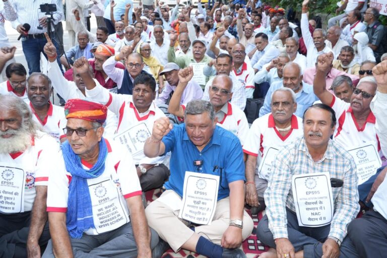पेंशनरों का जोरदार विरोध प्रदर्शन: न्यूनतम ₹7,500 पेंशन और डीए बहाली की मांग