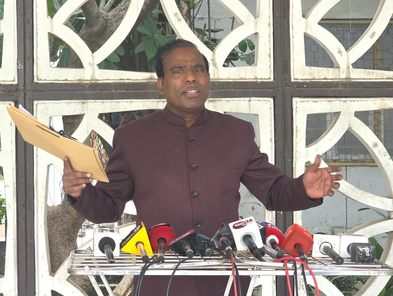 सेलिब्रिटीज और टेक कंपनियों पर निशाना साधते हुए डॉ. के.ए. पॉल ने की कड़ी कार्रवाई की मांग