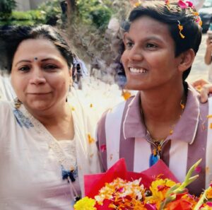 वर्ल्ड कप चैंपियन दीप्ति शर्मा का द्वारका में हुआ भव्य स्वागत, कात्यायनी सोसाइटी में देशभक्ति और गर्व का माहौल