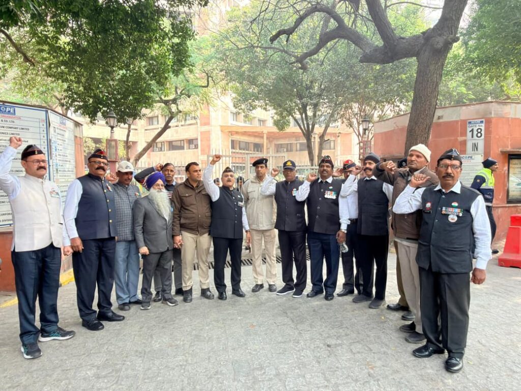 24 वर्षों से लंबित वेतन–पेंशन के मुद्दे पर 96 पूर्व सैनिकों का NTPC कार्यालय के बाहर शांतिपूर्ण प्रदर्शन