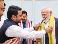 राष्ट्रीय हथकरघा दिवस: विजय चिंतकायला ने पीएम मोदी को भेंट किया मंगलागिरी शॉल