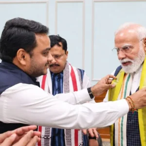 राष्ट्रीय हथकरघा दिवस: विजय चिंतकायला ने पीएम मोदी को भेंट किया मंगलागिरी शॉल