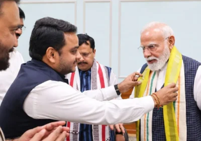 राष्ट्रीय हथकरघा दिवस: विजय चिंतकायला ने पीएम मोदी को भेंट किया मंगलागिरी शॉल