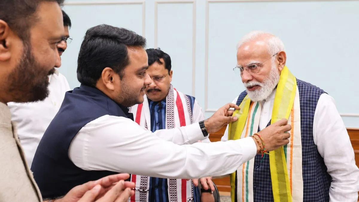राष्ट्रीय हथकरघा दिवस: विजय चिंतकायला ने पीएम मोदी को भेंट किया मंगलागिरी शॉल