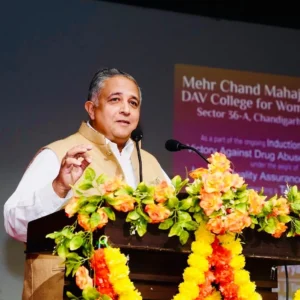 सैकड़ों विद्यार्थियों ने लिया नशामुक्त भारत का संकल्प, योगी सूरी बोले— 'स्वामी दयानंद की तलवार बनकर नशे के राक्षस का अंत करें'