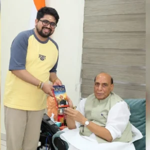 डॉ. भार्गव मल्लप्पा ने राजनाथ सिंह को भेंट की डिजिटल इंडिया पर नई पुस्तक