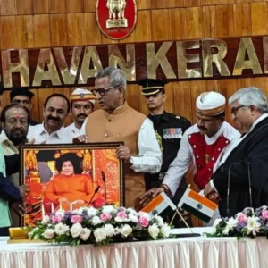 डॉ. भार्गव मल्लप्पा ने केरल के राज्यपाल को भेंट किया सत्य साईं बाबा का चित्र