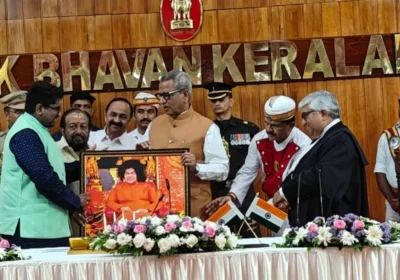 डॉ. भार्गव मल्लप्पा ने केरल के राज्यपाल को भेंट किया सत्य साईं बाबा का चित्र
