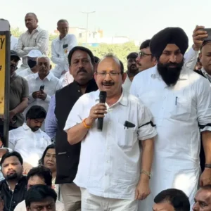 दिल्ली में LPG वितरकों का प्रदर्शन, देशव्यापी हड़ताल की चेतावनी