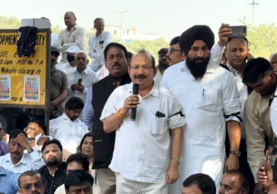 दिल्ली में LPG वितरकों का प्रदर्शन, देशव्यापी हड़ताल की चेतावनी