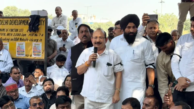 दिल्ली में LPG वितरकों का प्रदर्शन, देशव्यापी हड़ताल की चेतावनी
