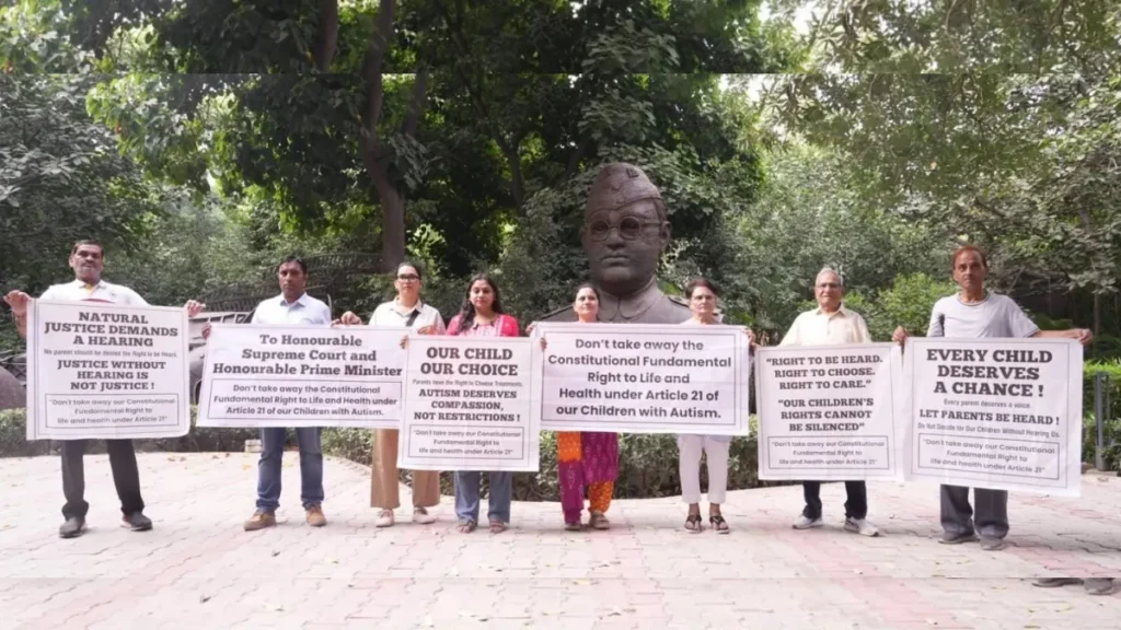 गुरुग्राम में स्टेम सेल थेरेपी पर सुप्रीम कोर्ट के फैसले के खिलाफ अभिभावकों का प्रदर्शन