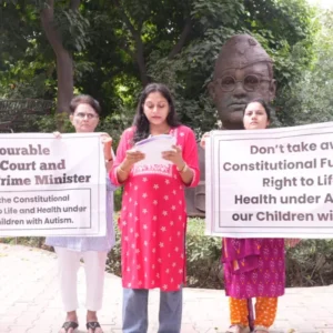 गुरुग्राम में स्टेम सेल थेरेपी पर सुप्रीम कोर्ट के फैसले के खिलाफ अभिभावकों का प्रदर्शन