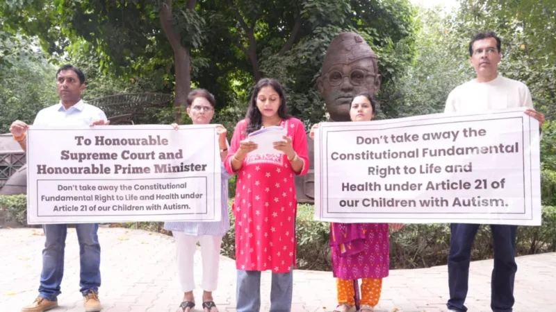 गुरुग्राम में स्टेम सेल थेरेपी पर सुप्रीम कोर्ट के फैसले के खिलाफ अभिभावकों का प्रदर्शन
